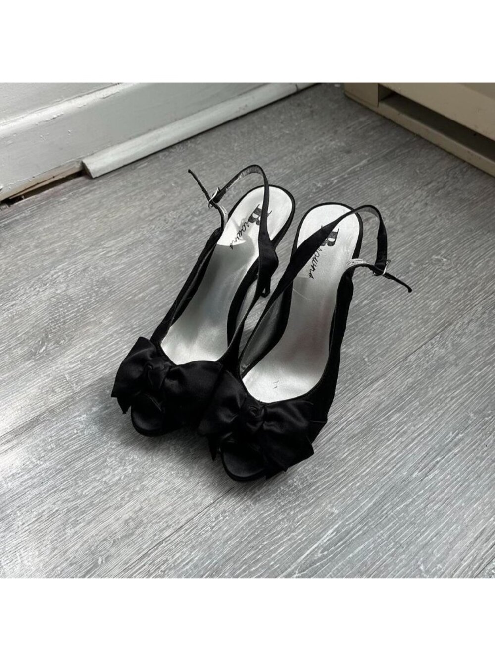 Black / Silver “Brown’s” Y2K Heels / Shoes W Bow Details & Leather Sole